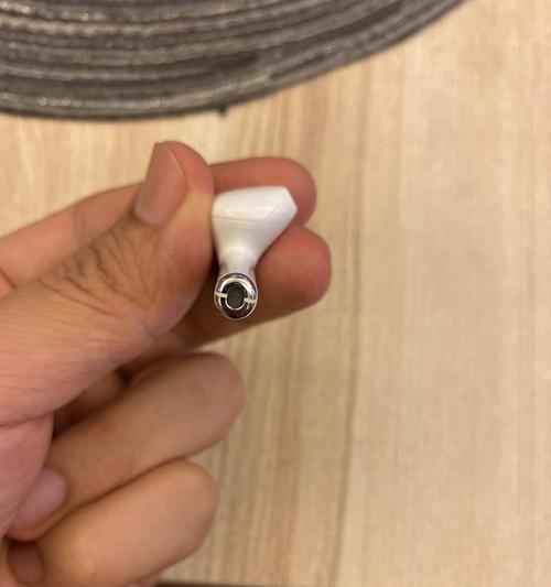 解决AirPods左耳无声问题的有效方法（排除故障）