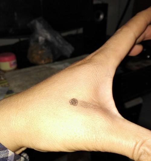 苹果手机壳背后的黑点是什么原因？如何处理？