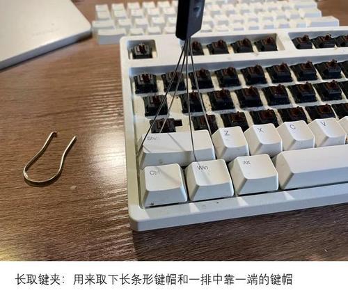 如何清理机械键盘缝隙里的灰尘(轻松解决机械键盘键帽缝隙里的污垢) 如何清理机械键盘缝隙里的灰尘(轻松解决机械键盘键帽缝隙里的污垢)