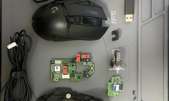罗技G502HERO拆开清理方法详解（让你的鼠标焕然一新）